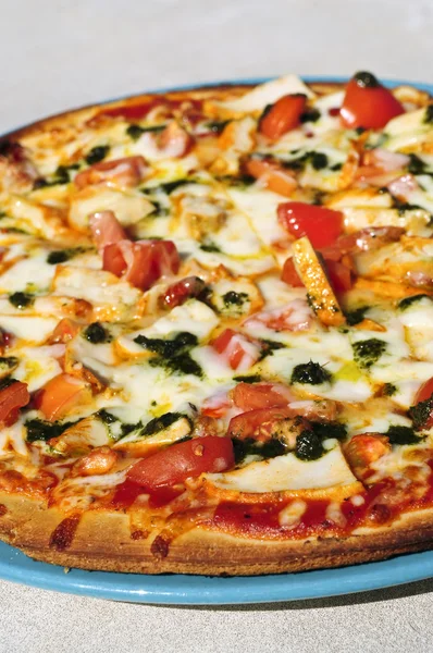Vers Gebakken Mediterrane Pizza Geserveerd Een Plaat — Stockfoto