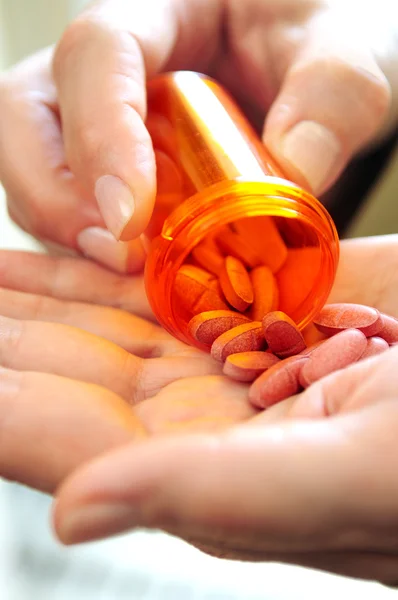 Közelkép Női Kéz Tabletták Tablettát Konténer — Stock Fotó