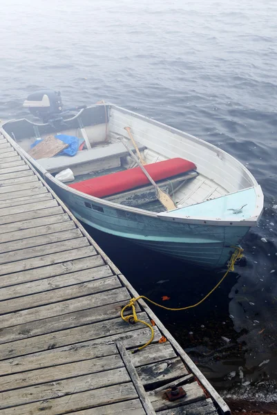 Lege Oude Boot Een Dock Een Mistige Lake — Stockfoto