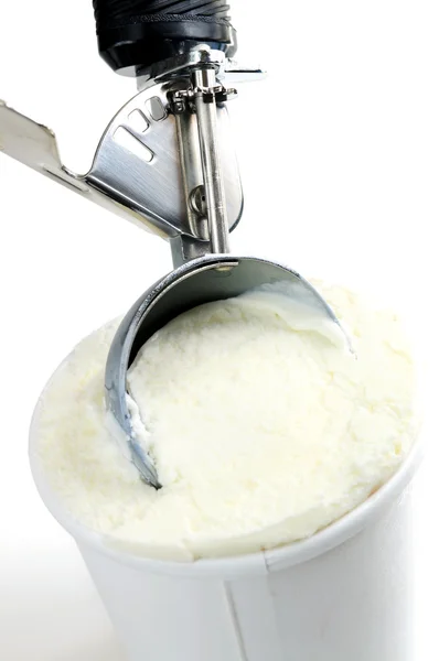 Tub of vanilla ice cream with a scoop — Stock Photo, Image