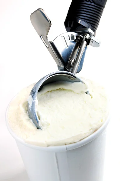 Μπανιέρα Παγωτό Βανίλια Μια Κουτάλα Άσπρο Φόντο — Φωτογραφία Αρχείου