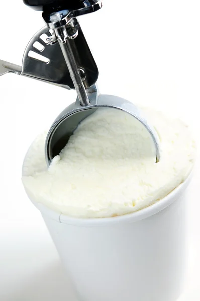 Ванна Ванильного Мороженого Совок Белом Фоне — стоковое фото