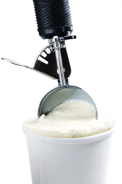 Baignoire Crème Glacée Vanille Avec Une Cuillère Sur Fond Blanc — Photo