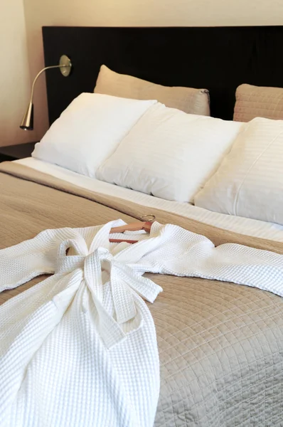 Άνετο Κρεβάτι Καθαρό Μπουρνούζι Στο Πολυτελές Ξενοδοχείο — Φωτογραφία Αρχείου