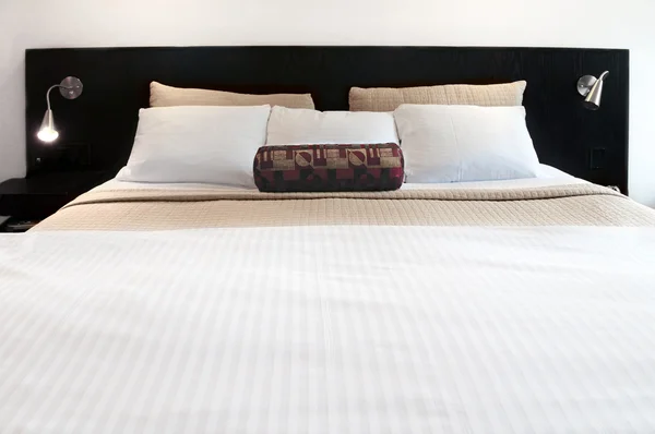 Άνετο Κρεβάτι Στο Πολυτελές Ξενοδοχείο Κοντινό Πλάνο — Φωτογραφία Αρχείου