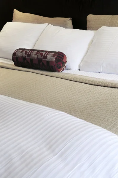 Комфортабельная Кровать Шикарном Отеле Рядом — стоковое фото