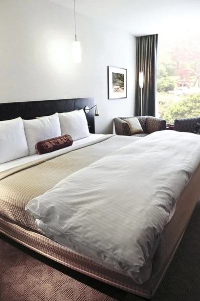 Спальня Удобной Кроватью Нейтральных Тонах — стоковое фото