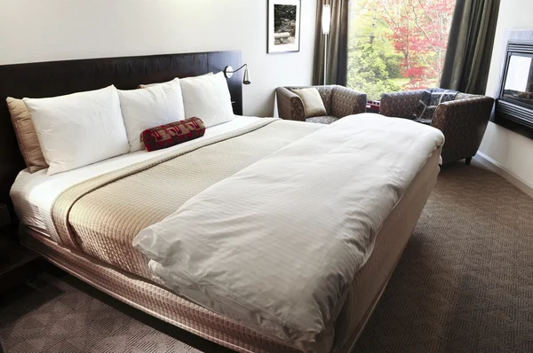 中立的な色の快適なベッド付きのベッドルーム — ストック写真
