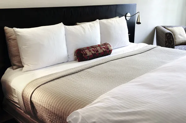 Спальня с удобной кроватью — стоковое фото