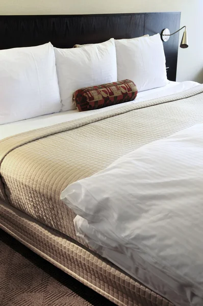 Schlafzimmer mit bequemem Bett — Stockfoto