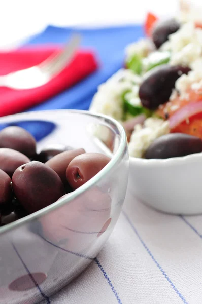 Oliven und griechischer Salat — Stockfoto
