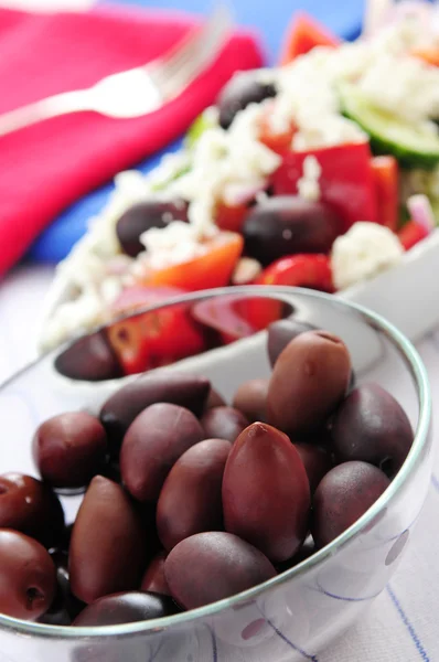 Schwarze Kalamata Oliven Und Griechischer Salat Mit Feta Käse — Stockfoto