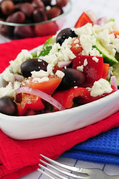 Griechischer Salat Mit Feta Käse Und Schwarzen Kalamata Oliven — Stockfoto