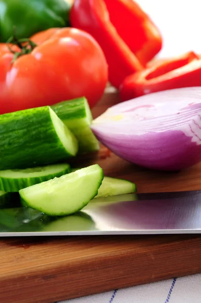 Verse Tuin Groenten Snijplank Ingrediënten Voor Een Salade — Stockfoto