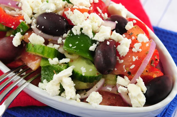 Griechischer Salat Mit Feta Käse Und Schwarzen Kalamata Oliven — Stockfoto