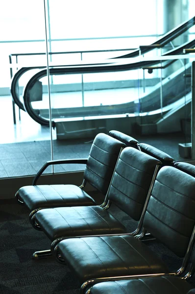 行的椅子和机场内的自动扶梯 — 图库照片