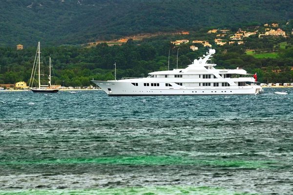 Lyxyacht på segla utmed kusten av franska Rivieran — Stockfoto