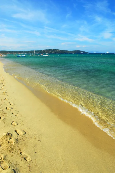 在著名的 Pampelonne 海滩附近的圣特鲁佩斯的金色沙滩上的脚印蔚蓝 — 图库照片