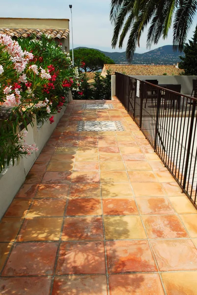 Binnenplaats Van Mediterrane Villa Frans Riviera Met Keramische Tegels Wandelpad — Stockfoto
