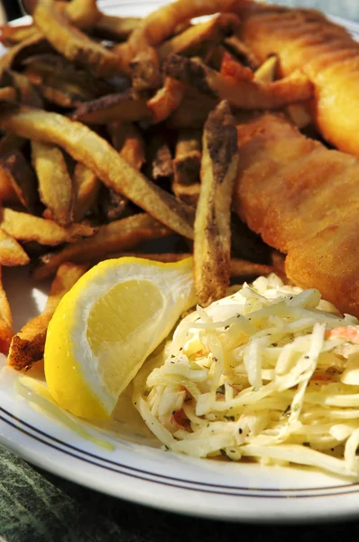 鱼和薯条上板的卷心菜 — 图库照片