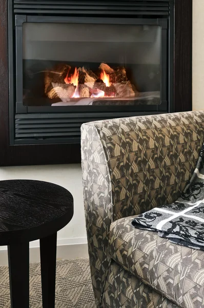 在客厅里的壁炉和舒适的扶手椅 — 图库照片