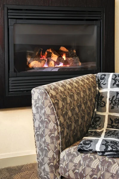 リビング ルームの暖炉と居心地の良いアームチェア — ストック写真