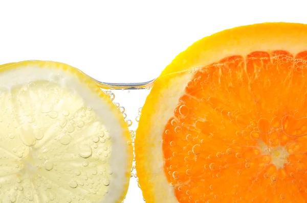 Tranches d'orange et de citron dans l'eau — Photo