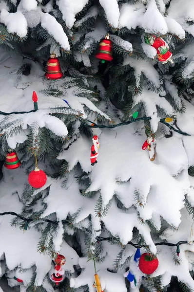 Adornos Navidad Entregando Exterior Abeto Cubierto Nieve —  Fotos de Stock