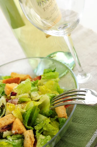 Salade César Servie Dans Bol Verre Vin Blanc — Photo