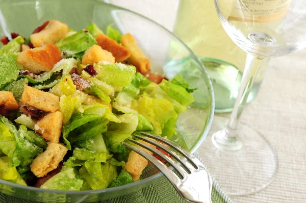 Caesar Salat Einer Glasschüssel Und Weißwein — Stockfoto