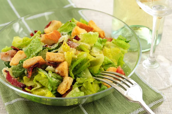 Caesar Salat Einer Glasschüssel Und Weißwein — Stockfoto