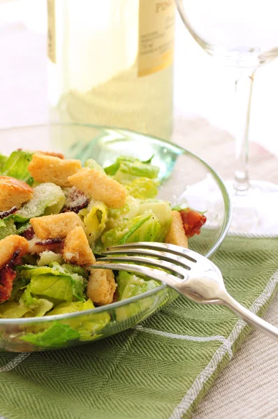Salada Caesar Servida Uma Tigela Vidro Vinho Branco — Fotografia de Stock