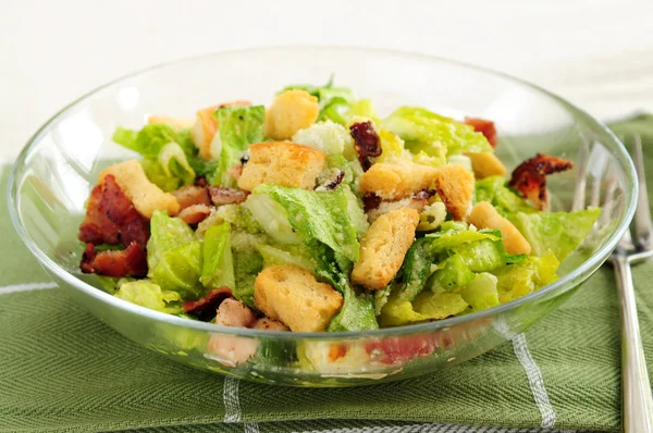 Verse Caesar Salade Met Croutons Spek Geserveerd Een Glazen Kom — Stockfoto