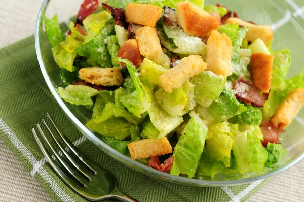 Verse Caesar Salade Geserveerd Een Glazen Kom — Stockfoto