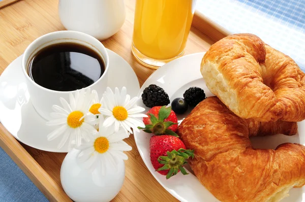 Ontbijt dat geserveerd wordt op een dienblad — Stockfoto