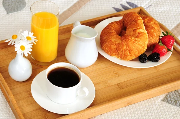 Podnos Snídaní Posteli Hotelovém Pokoji — Stock fotografie