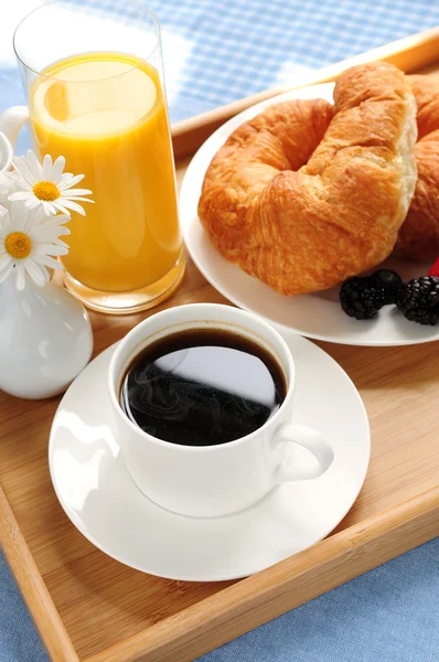 Frühstück auf einem Tablett serviert — Stockfoto