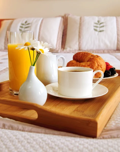 Δίσκος Πρωινό Ένα Κρεβάτι Ένα Δωμάτιο Ξενοδοχείου — Φωτογραφία Αρχείου