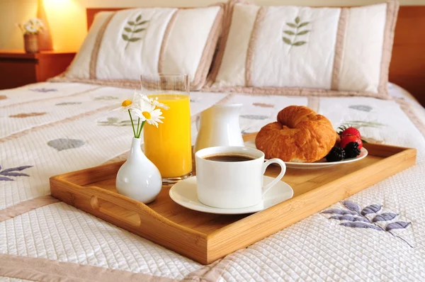 Śniadanie na łóżku w pokoju hotelowym — Zdjęcie stockowe