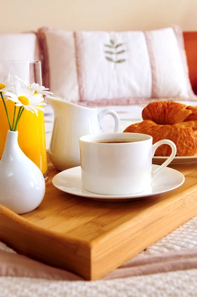 朝食はホテルの部屋でベッドの上のトレイ — ストック写真