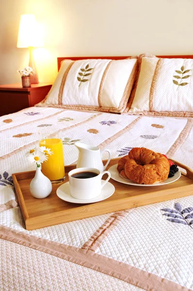 Frukost på en säng i ett hotellrum — Stockfoto