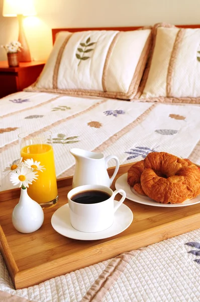 Bir otel odasında bir yatakta kahvaltı — Stok fotoğraf