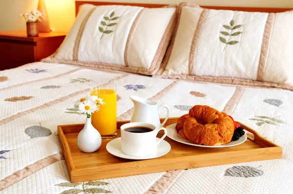 含早餐在酒店房间的床上纸盒 — 图库照片
