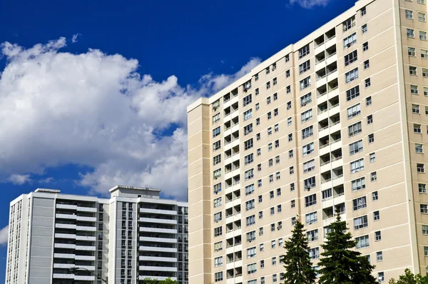 Hoog Residentiële Flatgebouwen Met Blauwe Hemel — Stockfoto