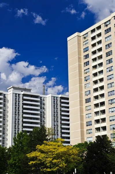 高层住宅公寓设计与蓝蓝的天空 — 图库照片