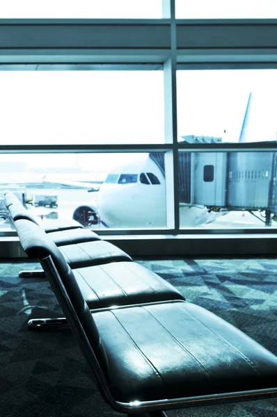 Wartebereich Des Flughafengatters Mit Flugzeug Draußen — Stockfoto
