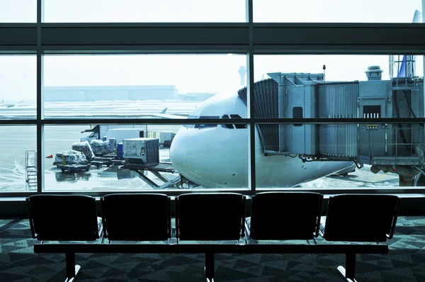 Área Espera Portão Aeroporto Com Avião Fora — Fotografia de Stock