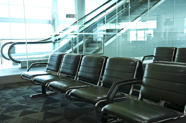 Fila Cadeiras Escada Rolante Dentro Aeroporto — Fotografia de Stock