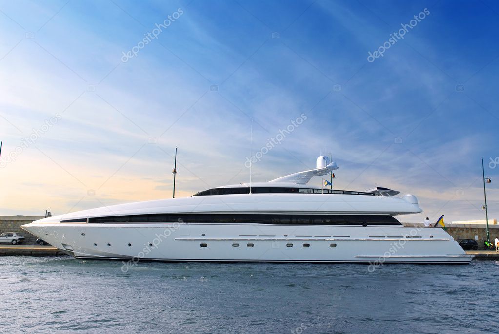 Grande yacht di lusso ancorato a St. Tropez in Costa Azzurra 