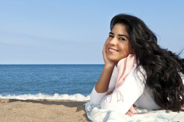 Kumsalda döşenmesi güzel gülümseyen Amerikan kız portresi